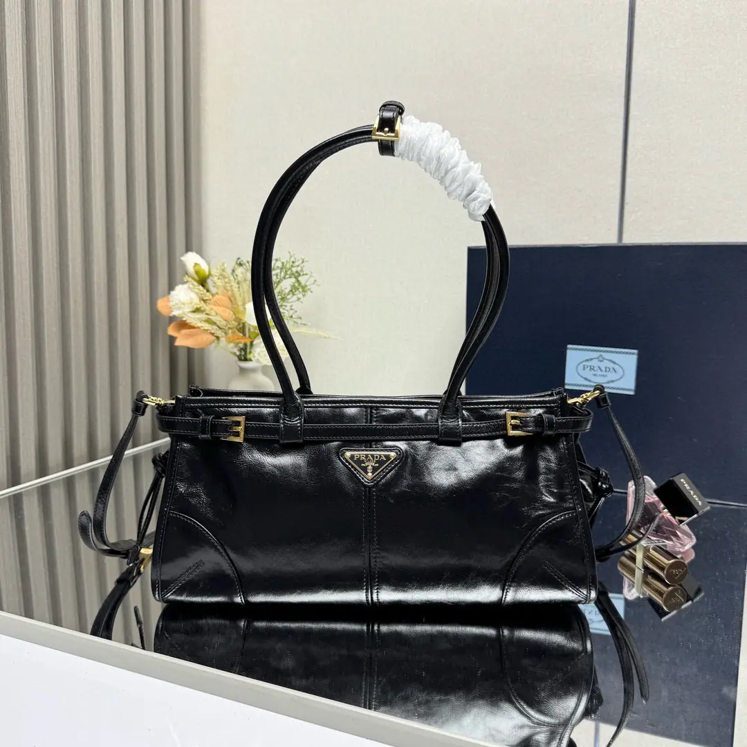 【Top First List】Small1BA （Long wrists.）🎉LusSolfOiled lass.🎉1BA Small🎉🎉This slant bag is on the imported oils., The brightness of the color is a classic., With a long shoulder band that can be deactivated., To facilitate the matching of different occasions., The capacity space is huge., The giants work.👏, It's definitely a cashier's allowance., Take this bag with you and bring it home.！Dimensions: Long32xHigh15.5xBottom12cm🎉🎉🎉👏