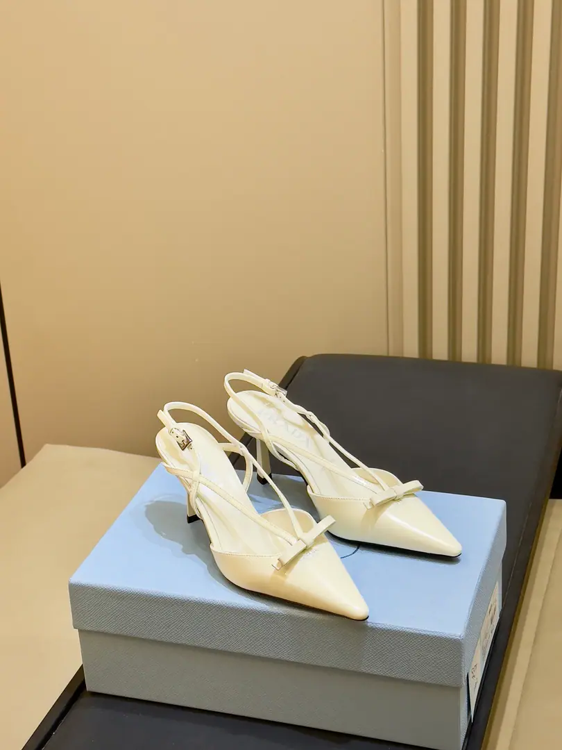 🆕⚠️ prada 26ss new arrival～High heels. PradaSpill-head heels., Use bright-face leather, The light is full., French graceful gas is directly full.！Pointhead+Ding-Sing, Cross-banding in the back empty., The moist feet are strong., You're not tired in your comfortable clothes.. There's a side of the shoe cushion.PradaMark, It's a branding thing.. It's not about dress and suit., It makes sense., Telecommuting, Date, It's a good time for the official.～ size:35-41(40-41I'll make sure I don't change it.)
