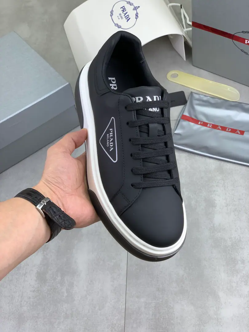 Plant prices 【Real value】Latest The official network is on the market., 🆘 Tide（Prada.Prada）The main pusher is the money., The front-hander's a fashion guy's shoe., Cow-faced.1: 1..Fashion is fine., The original imported cattle mats and feet inside the cow's skin.. The atmosphere is more adept and more strategizing., It'll turn the old mind around., You must be a fashionist.! You'll have to stay.! The high comforts.TPU- The bubble., Work at high quality. Codes: 38-45 2️⃣Colour Optional.