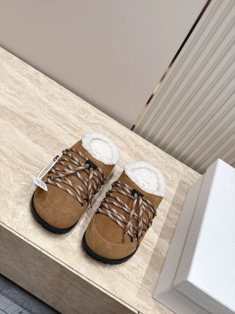 Prada. Prada 26Autumn and winter, a new triangulation of wool slippers. The mood of the autumn and winter is so tacky. PradaThis sheep has a half-crushing hair.!The wool is so soft and thick., The feet are warm as a coloured mountain band design., I'm a little more understanding than I am.4cmHuge # Sneak up #, It's a nice walk, a bit lazy., You can leave the house on the set. High-wild-faced velvet. In the wool. TPUOtsumi! 35-40Code