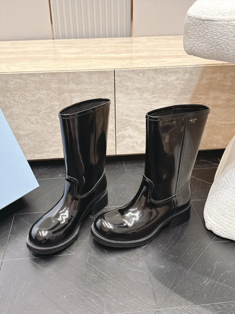 - It's a stroke. Prada/Prada.F 2026ssThe latest autumn and winter boot, the bottom-stamped Martin boots, the middle-stuff boots., A very long watch. Take the boots from the show. Original Recym The layout is superb. It's a classic. It's super patient. - It's a long-lasting suit. But... The Thin Legs. Jane's atmosphere. ✔Shoe.: Import head-decked cow skin ✔The inside sheep., Skins of feet. ✔Otsumi!: Original Group Bottom ✔Codes: 35-40（40Make a no-refund order.）