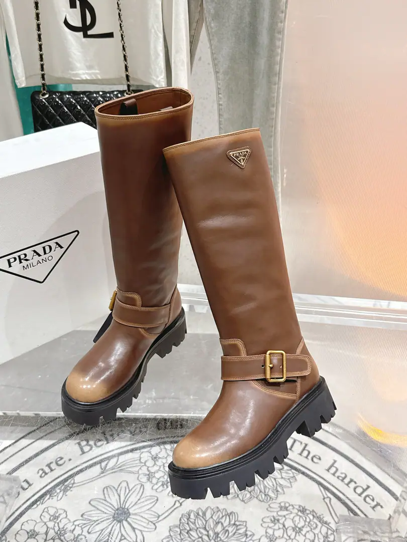 🏧𝐏𝐑𝐀𝐃𝐀Prada.F Series The latest triangulation buttons are thick and long-barrel boots Martin boots., A very long watch.. Take the boots from the show. Original Recym The layout is superb. It's a classic. It's super patient. - It's a long-lasting suit. But... The Thin Legs. Jane's atmosphere.. Shoe.: Waxing of the skin of a cow. Uchi.: Comfortable, silk-grained cow skin. Otsumi!: Original version modeled in.TpuBottom Codes: 35-40 [40.41Make a reservation.]