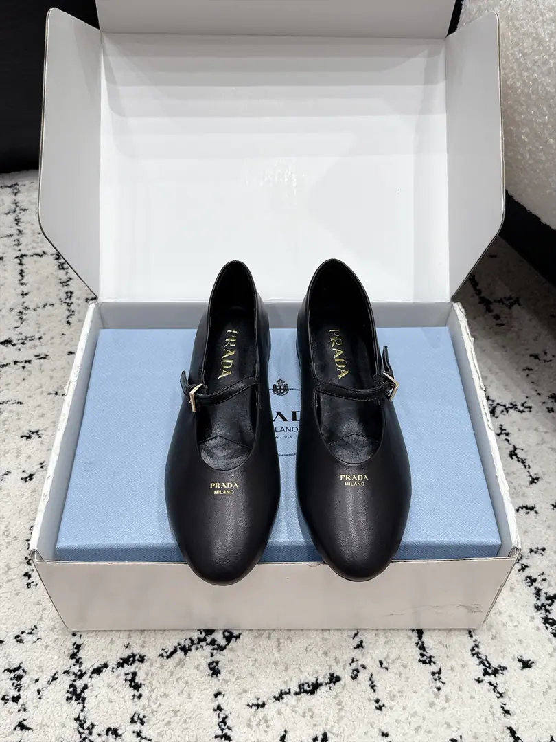 PradaPrada. 26/ The classic letter of Mary Jane's shoe is a hot print of the old money ballet shoes and a simple shoe. LeFlell Shoes. This Mary Jane ballet shoe, always a fine touch.. This leather shoe is shaped with a fiber-shaped almond shoe., The nozzle print the letters in the logo, which is a fine and pure detail.. The skin of the sheep is a little more delicate., And a beautiful, gentle charm.. Use of roundhead design, A rubber shoe., And with the letter-hot logo., Show the classic lines and fine detail.. ✔️Shoe.: Customize the skin ✔️Uchi.: Lamb skin. ✔️Shoes under the sole.: The original model of the rubber floor. ✔️size: 35-41（40 41Do it.）