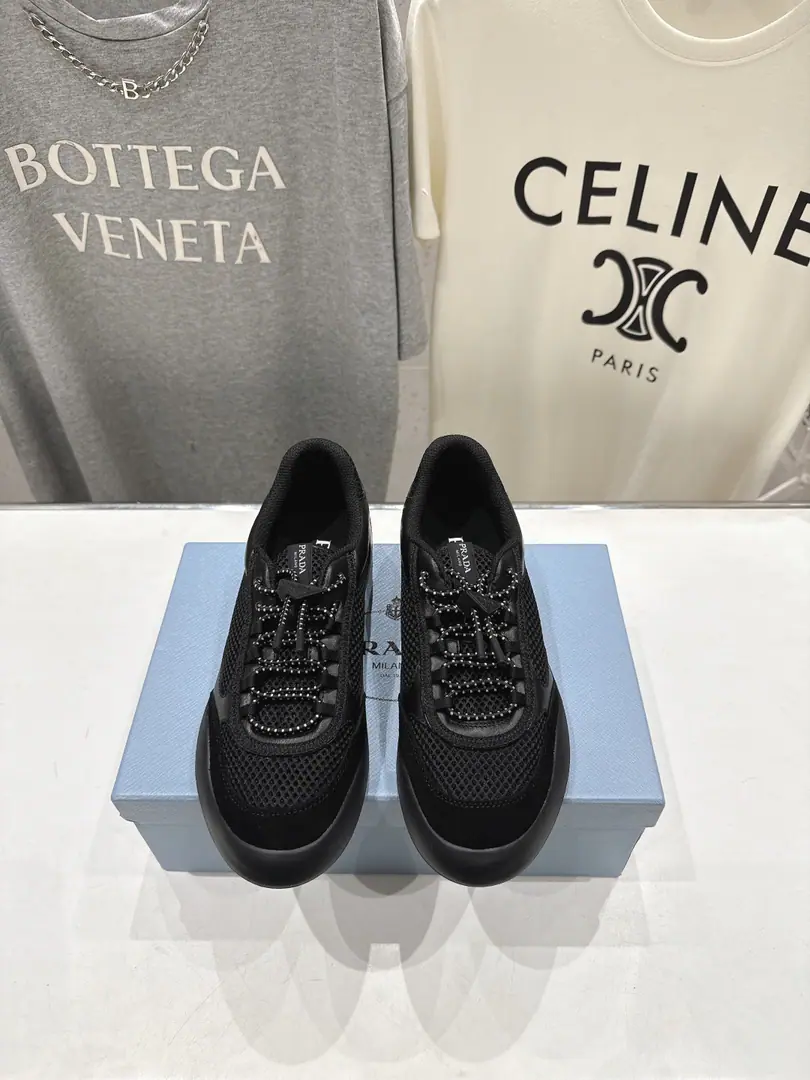 Female/Men 🏧𝐏𝐑𝐀𝐃𝐀Prada. Latest series Top Cozy, couple shoes.👫Leisure sports shoes The fabric imports the cow skins.+Airnet. I'll use airnets inside. Original OpenTPUOtsumi! Size35-45 [Women40.41/Men45Make a reservation.]