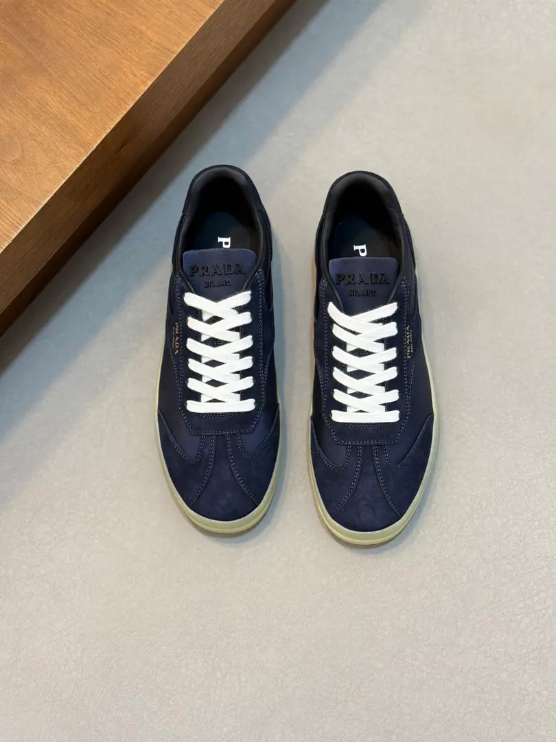 Prada/Prada. The cabinet is synchronized with the new man's leather and sneakers. The cabinet is in the middle of a fire.... The design of this sneakers is balanced between tradition and modernity., The bold aesthetic style of the cowboy boots., Transform from a simple perspective. The creative mix language defines this shoe-shoe., A decorative sewn line with western style, It's in sharp contrast to the fluid shape.. The selection of a soft and thin Napa pony is a matter of extreme simplicity., Pure stitching and decorating the original factory box and the rubber-coloured soft floor., In the calf's skin.. Real leather mat toe tag., The back and the classic graffiti badges., Full package, Summer is the best thing I've ever done., Very recommended.！ Size: 39-40-41-42-43-44（45Make a reservation..Skins size.