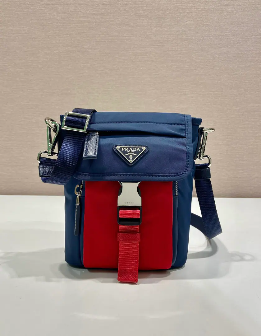 🎉New mobile phone bag.🎉2ZT 🎉🎉 This regenerate nylon smartphone bag is a multifunctional part., It's a sports style., Design compact, With an external zipper pocket and shoulder belt.. The logo, the triangulation metal logo adds a unique style to the apparel.. Large Space, The upper body is fashionable and functional.. Another time-consuming time-out.🎉🎉 Long14xHigh18xBottom5cm🎉🎉🎉