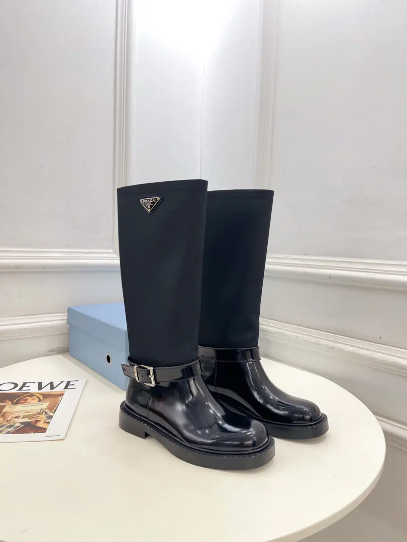 PRADA Prada. 26𝐬𝐬 🌈2026Autumn and winter brand new. The counter is showing off. The classic triangle belts with knights' boots. Boots. Series〰 ◽Shoe.: The original is custom-made to open the beads./Bullskins. ◽️ Uchi.: Import water to dye sheep. ◽Otsumi!: Original modeling, slide-proof floor ◽️ He's tall.: 3.5cm ◽Shoes.: 35-39（40, 41I'll make sure I don't change it.） ◽Plant price: Short boots. Boots. ◽Numbering: 2608045