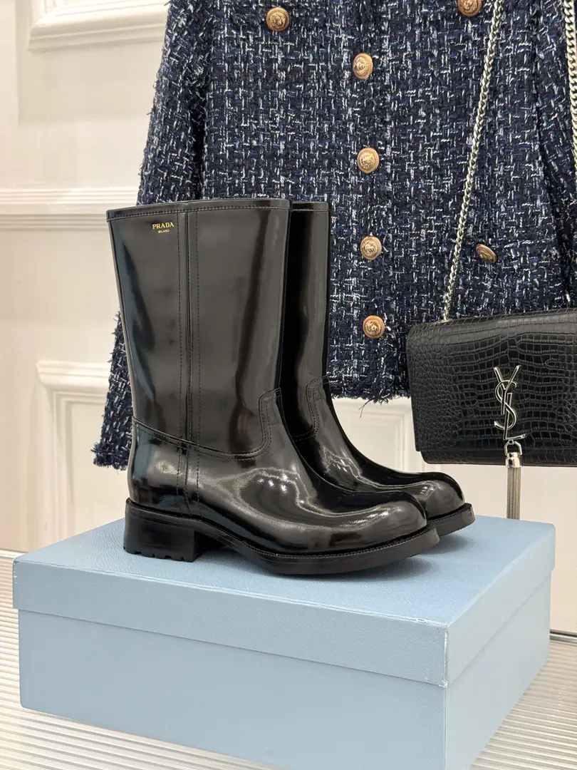 Plant price Short boots. Boots. Prada/Prada.26WFNew The letters and the knight's boots. The classics are superb. The bright-looking cow skin is delicate and sophisticated. It's a good way to go with a thick and a thick. Cool. The engine is a strong place. The boots are sharp and sharp. The cowboys in the coats are all right. The rate of return is too high out of the street. The art of craftsmanship is a fine piece of work. The pure black-coloured classic never dies. It's all in the daily commuter. The upper leg is cool, big lady. I'm not going to be a big fan of the money. The cabinet must be in the treasure. You won't step on a thunderstorm. Just be sure to do the new thing in the morning and fall.！ Shoes face-to-face customized leather as it was The insides are all sheep's skin. Original modeling, slide-proof floor Size: 35-39（40/41Custom） Numbering: 867202608011