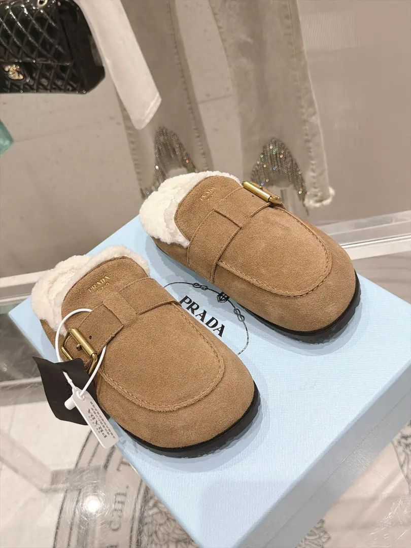🏧𝐏𝐑𝐀𝐃𝐀In the new bridal wool of Prada Qiu Furry slippers. The fashionable designs present a classic contours. No matter what you're facing. You're the only one who owns the home.💃🏽 The original fabric is a high-fibre-feather-feather-feather-feather-- The imported lambs are mixed up in the inside. Original Open Model Slide-InTPUOtsumi! Codes: 35-40（40.41Do it.）