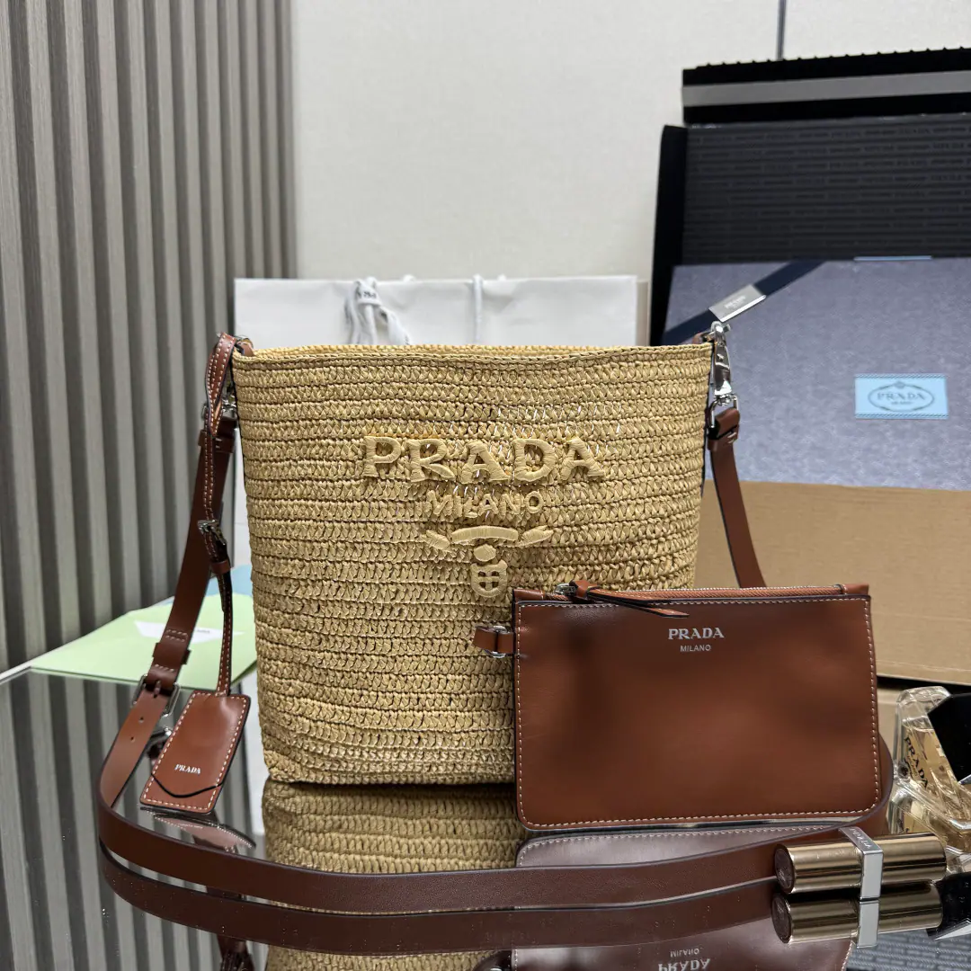 【Top First List】🌟2026New paragraph weaver bucket bag🎉 1BE This is a fine modern grass-boiling bucket bag.🎉 This bucket is a classic., Use hooking, Shows a light, elegant contour.. The leather handles and details add a graceful breath to the apparel., Emblem with Same Colour🎉♪ Make the summer atmosphere ♪. Headstamp.🎉logo decoration🎉This is a wide-ranging design.. 🎉Leather handles. The leather key is untied inside.！Dimensions: High25*Kuan25*14cm