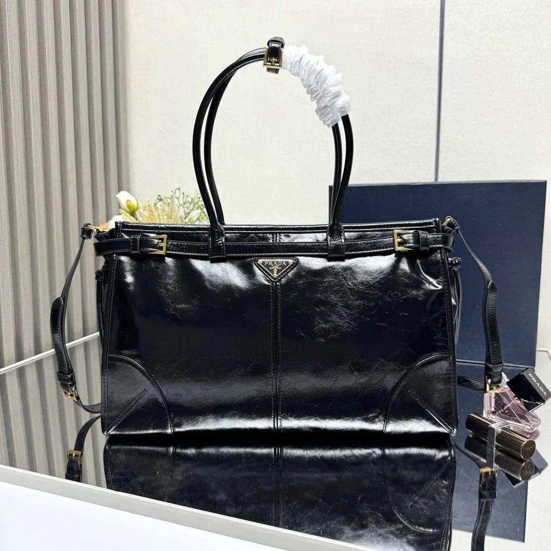 【Top First List】🌹🎉LusSolfOiled lass.🎉1BA Big number.🎉🎉This slant bag is on the imported oils., The brightness of the color is a classic., With a long shoulder band that can be deactivated., To facilitate the matching of different occasions., The capacity space is huge., The giants work.👏, It's definitely a cashier's allowance., Take this bag with you and bring it home.！Dimensions: Long38xHigh30xBottom12cm🎉🎉🎉👏