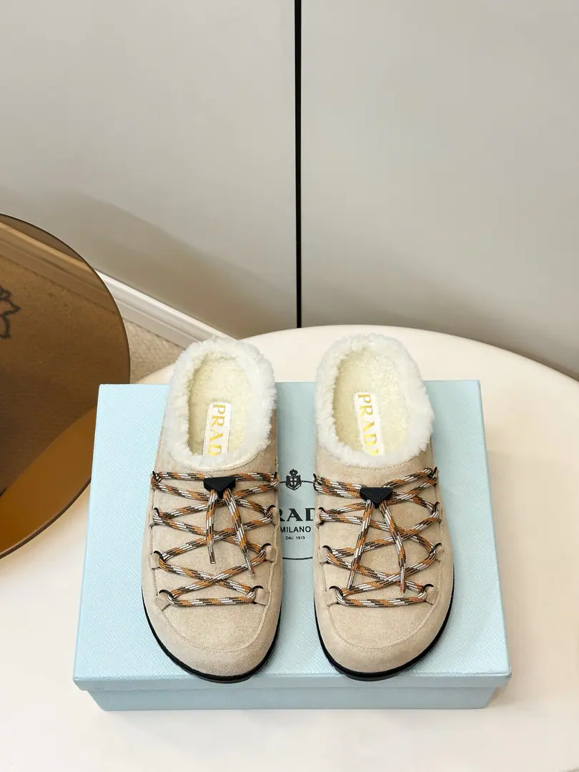 Prada｜Prada triangle26ssThe new one is bound by lambs and a half-trip. Fashion bracken slippers. ♪ Bringing a sense of slobber and old winter ♪, Round-headed shoes with various types of feet, Wearing and strapping. Cross-loading., The good things are always the same as the design., The warmer signs are very low-key., I'm a outdoor worker and I'm a little bit of a little bit of a home-cooked.. The garbs are a unique design that is half-further., We're going to have to balance winter warmness with the tide., You're lazy and stylish., ♪ Take the feeling of the mood of the autumn winter ♪, It's a 100-packed warm shoe suit from winter.. Shoe.: Importing high-swilight cattle back-feathers Uchi.: The lamb's furs. Otsumi!: Original version to open size: 35-41Code（40, 41Code custom is not to be changed）