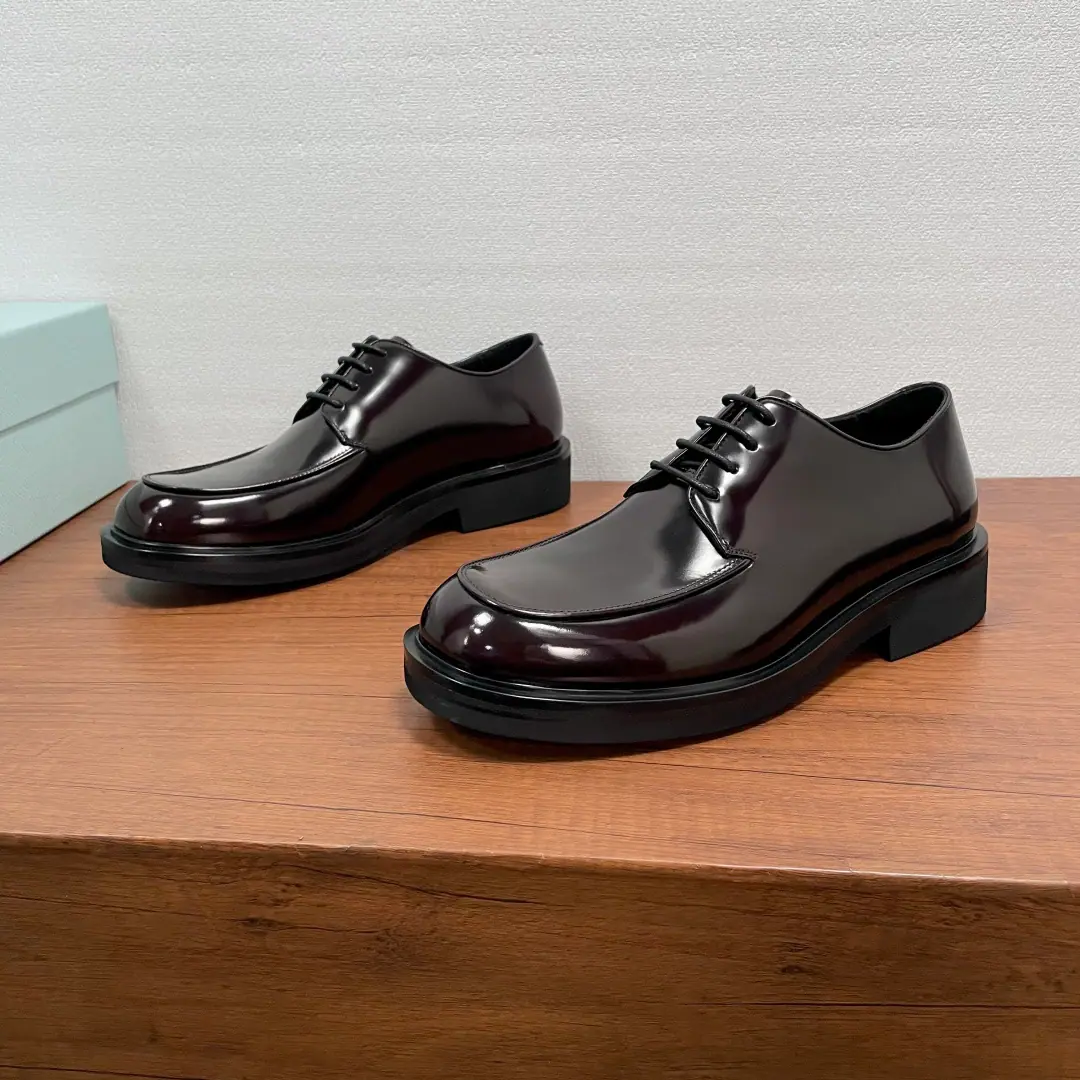 Prada The man's new leather department with Derby's shoes. This is a nice, elegant pair of shoes.. Made with black cow hide and bright face, hand-skinned, bead-and-gold leather., Sewing of imported car beds, Tie the Derby design., Combining the skin with the vulcanization resistant grinding.EVAThe bubbles are so light and so deep., Full cow skin and a gold-hot pedal., - He's a man.. Classic Fashion, The upper foot is comfortable.！Dustproof bag with original box！ Codes: 39-40-41-42-43-44 Standard leather shoe size.（38/45I'll make sure I don't change it.） The cargo.: XY Tie it. Curry beads open.