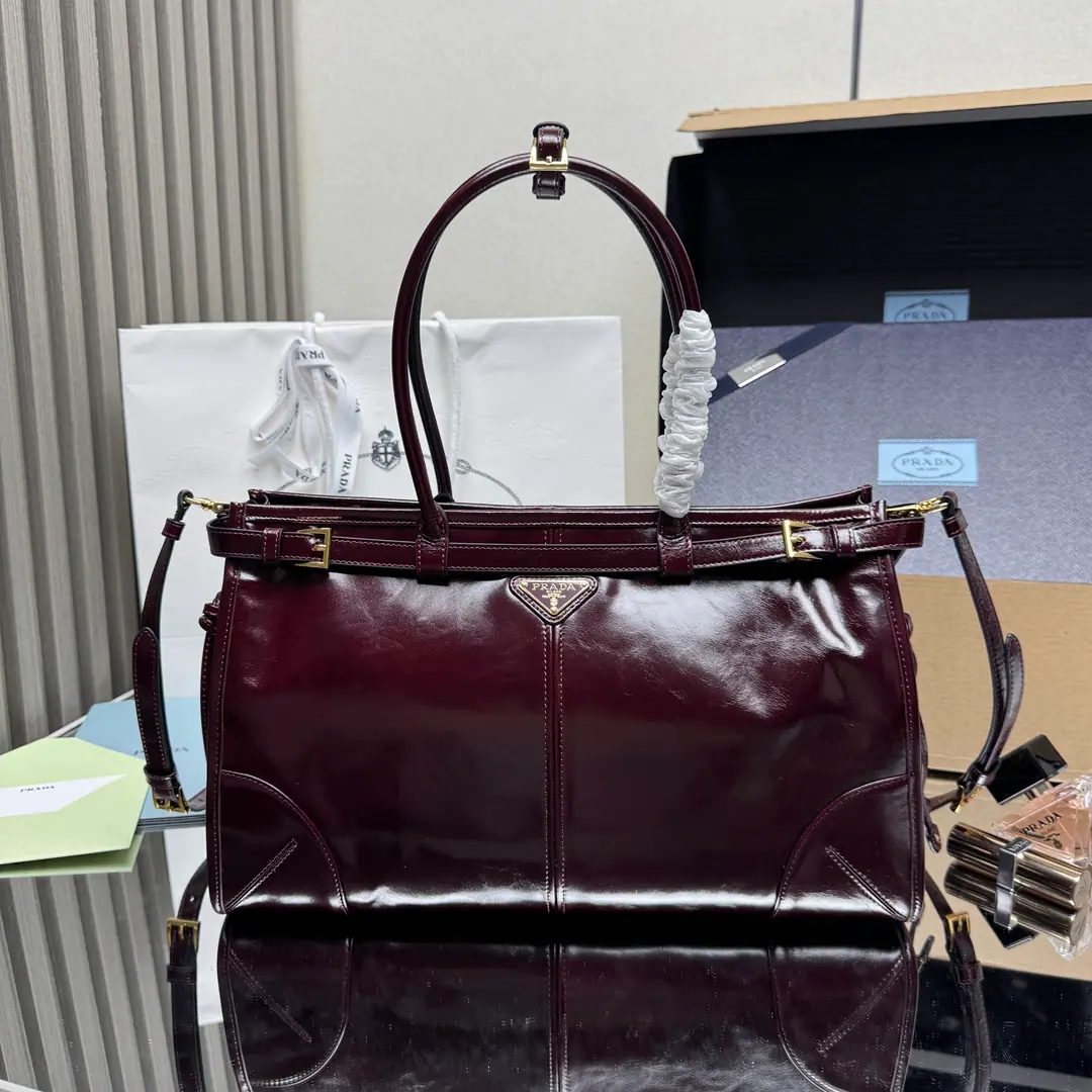 【Top First List】🌹🎉LusSolfOiled lass.🎉1BA Big number.🎉🎉This slant bag is on the imported oils., The brightness of the color is a classic., With a long shoulder band that can be deactivated., To facilitate the matching of different occasions., The capacity space is huge., The giants work.👏, It's definitely a cashier's allowance., Take this bag with you and bring it home.！Dimensions: Long38xHigh30xBottom12cm🎉🎉🎉👏