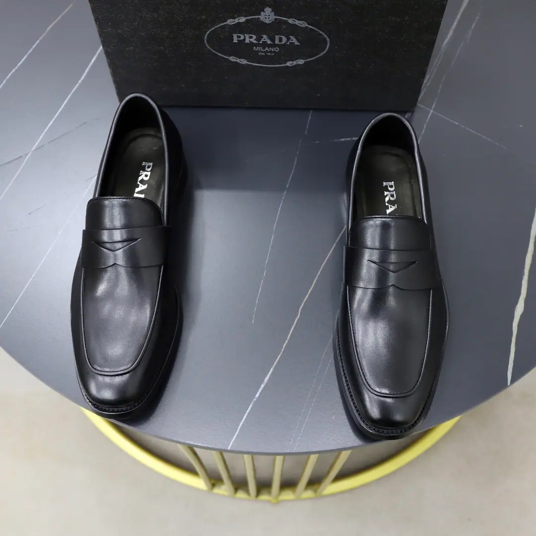 Get out of the factory. 🙅‍♂️🙅‍♂️🙅‍♂️In the cow's skin. Brand: Prada.PRADA Standard Code: 38-44（45Make a reservation.） Level: Same as the other two. Materials: The original high-end cow cover. In the cow's skin. Slipperproof, soft and heavy. Type: Men's fashion boots. The noble luxury of the great elements. Top luxury. Colours: Physical Image Colour