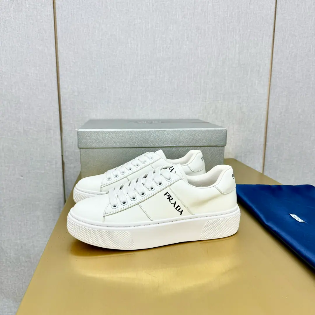 Plant price Prad*Prada. 2024Spring and summer, high-end sports shoes., These sneakers are so fashionable., Simple modern, I want to combine sports style and fine detail., The upper foot is so light., "...and made of leather material.", A rubber shoe., Shoe-tucking the alphabet., The logo, the triangulation metal logo is so elegantly developed.. Shoe.: Original green cow skin, High-wild-lighted cow emplea. Uchi.: In the sheep's skin. Otsumi!: OriginalTPU+pu♪ So we're all together ♪ Size: 35-41I'll make sure I don't change it.)