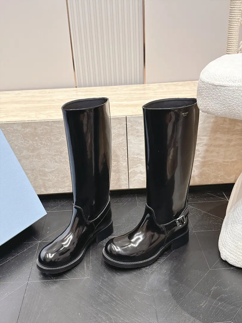 High-windle. Prada/Prada.F 2026ssThe latest autumn and winter, the thickest boots in Martin's boots., A very long watch. Take the boots from the show. Original Recym The layout is superb. It's a classic. It's super patient. - It's a long-lasting suit. But... The Thin Legs. Jane's atmosphere. ✔Shoe.: Import head-decked cow skin ✔The inside sheep., Skins of feet. ✔Otsumi!: Original Group Bottom ✔Codes: 35-40（40Make a no-refund order.）