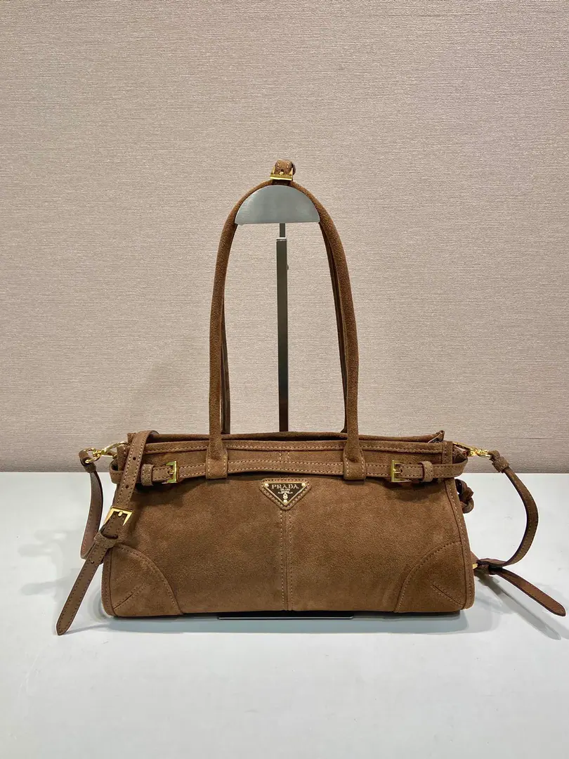 , 🎉LusSolfSkin grinding.🎉1BA 🎉🎉 This slant bag is imported with sandy sand., It's a classic., With a long shoulder band that can be deactivated., To facilitate the matching of different occasions., The capacity space is huge., The giants work.👏, It's definitely a cashier's allowance., Take this bag with you and bring it home.！Long32xHigh15.5xBottom12cm🎉🎉🎉👏👏👏