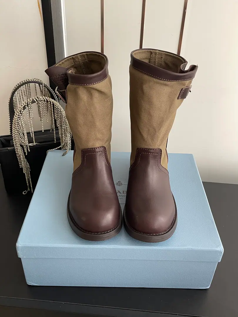 🏧𝐏𝐑𝐀𝐃𝐀 Prada. New leather-buttoned, old-fashioned medium-man boots. Shoe.: Water washes the skin of the cow./Original custom layout Uchi.: Bullskins. Otsumi!: Real plastic. Codes: 35-40（40Make a reservation.）
