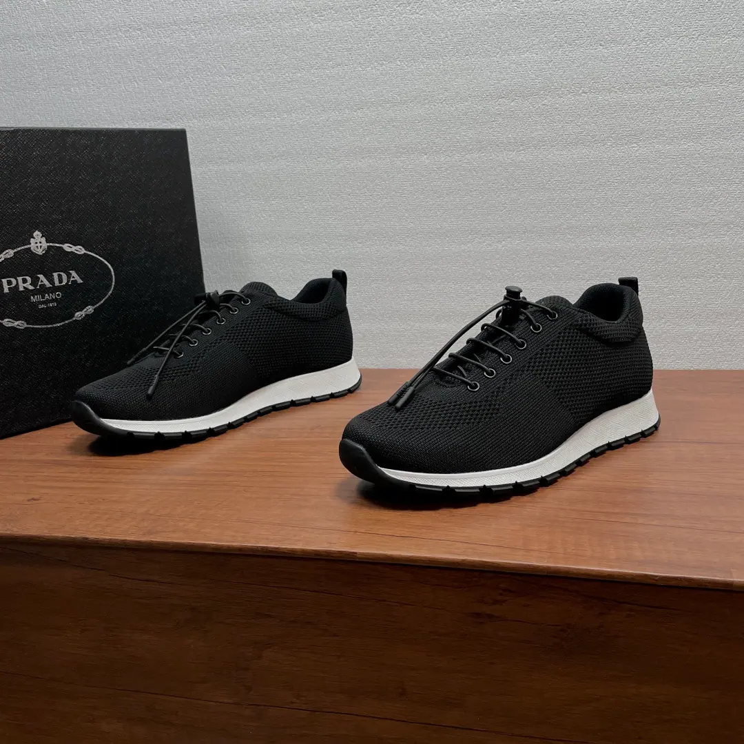 Prada/Prada. A man's new bullet-stringed sneakers. This sneakers came from the classic sneakers., And re-interpretate with modern lines and details., The shoe face is soft knitted., The foot-style is a flexible rope-buttoned shoelaces., Full metal, eye buttons for thumping metal shoes., ♪ Shoe tongues on the“PRADA”Stereo-letter logo, The back heel was tied with a weave., A light-weight dented black and white pair of rubber shoes., Heel height.3centimetres, Untied design with logo-based cattle skins and feet, I'll take a breath of air from my feet.！Full package！ Codes: 39-40-41-42-43-44（38/45- It's a deal.）