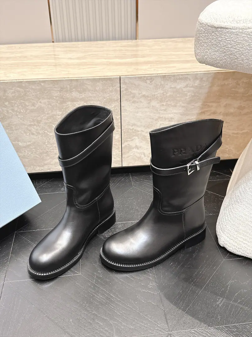 - It's a stroke. Prada/Prada.F 2026ssThe latest autumn and winter boot, the bottom-stamped Martin boots, the middle-stuff boots., A very long watch. Take the boots from the show. Original Recym The layout is superb. It's a classic. It's super patient. - It's a long-lasting suit. But... The Thin Legs. Jane's atmosphere. ✔Shoe.: Import head-decked cow skin ✔The inside sheep., Skins of feet. ✔Otsumi!: Original Group Bottom ✔Codes: 35-40（40Make a no-refund order.）