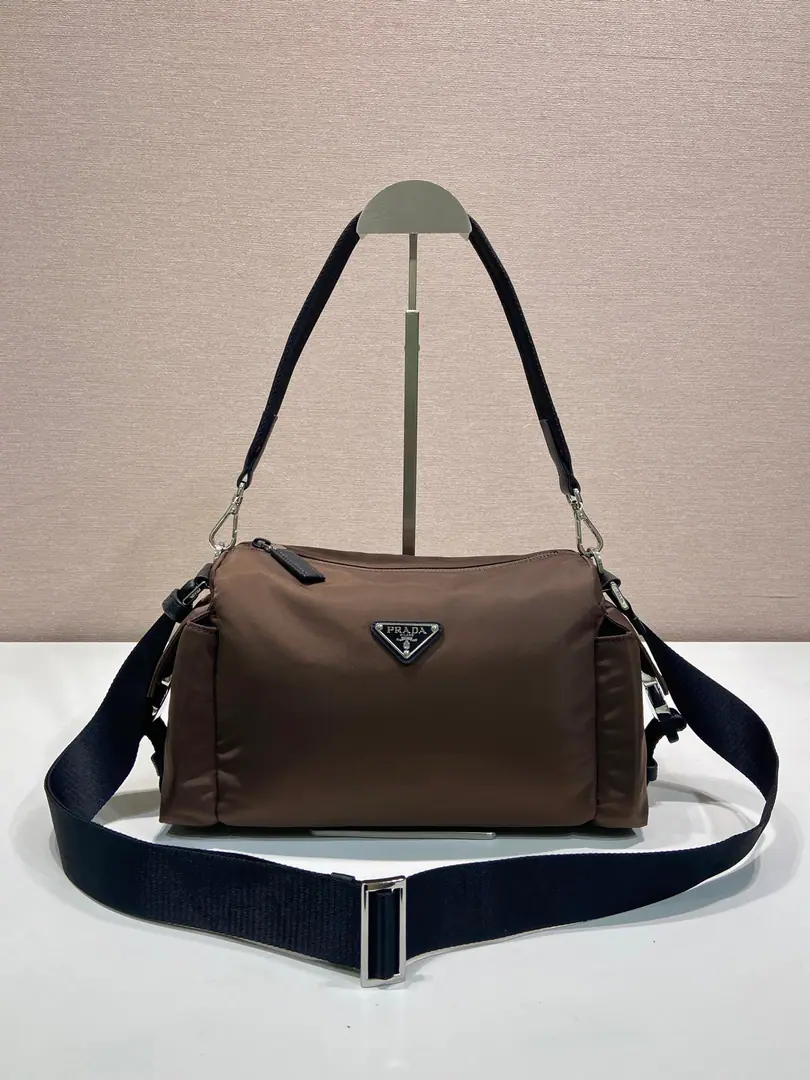 🎉New Complimentary Explorer🎉2VH Nironbu.🎉👌 This one.ExploreThe handbag is perfect for the fineness and functionality., It's a movement and a modern style.. This style is nylon flour.. Leather Curve, With a handle and a shoulder belt that can be removed., It's worn in a variety of ways.. The zipper's double-sided bags have enriched the acupuncture capacity., Designed for urban exploration and outdoor adventure. Large Space. Another time-consuming time-out.🎉🎉 Long31xHigh17xBottom11cm🎉🎉🎉