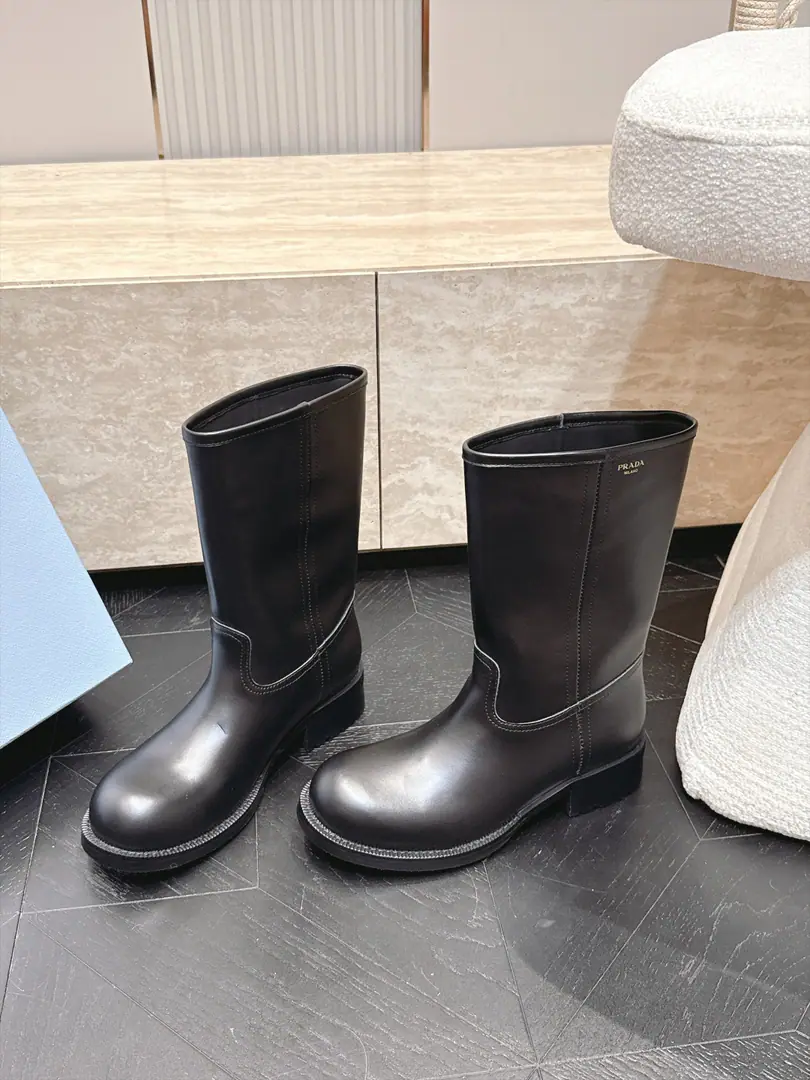 - It's a stroke. Prada/Prada.F 2026ssThe latest autumn and winter boot, the bottom-stamped Martin boots, the middle-stuff boots., A very long watch. Take the boots from the show. Original Recym The layout is superb. It's a classic. It's super patient. - It's a long-lasting suit. But... The Thin Legs. Jane's atmosphere. ✔Shoe.: Import head-decked cow skin ✔The inside sheep., Skins of feet. ✔Otsumi!: Original Group Bottom ✔Codes: 35-40（40Make a no-refund order.）
