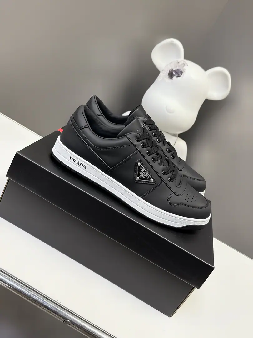 🏧𝐏𝐑𝐀𝐃𝐀Top-of-the-line new guy shoes series. The shoes are very nice and not soft. It's a lot of leisure., The feet are quite comfortable. - It's good to have air., It's a year and season.😆 The fabric is imported into the skin of cattle. The inside and the foot use cow skin. OriginalTPUOriginal Base Men:39-45 [45Custom]