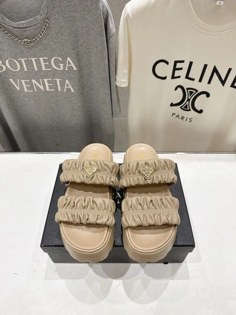 🏧𝐏𝐑𝐀𝐃𝐀 Prada's new thick sandal slippers. This shoe is really a classic design that is not obsolete and that is consistent with the current quest for comfort., Healthy dress concept., By a lot of stars, both domestic and foreign., The fashioners are the most important choice for day-to-day trip slippers. ✔Shoe.: Imported wrinkles soft sheep skin ✔Uchi.: Import of sheep skin ✔Otsumi!: Slipping super-light rubber foamed soles. ✔Height: 5.5cm ✔Codes: 35-41（40.41Make a reservation.）