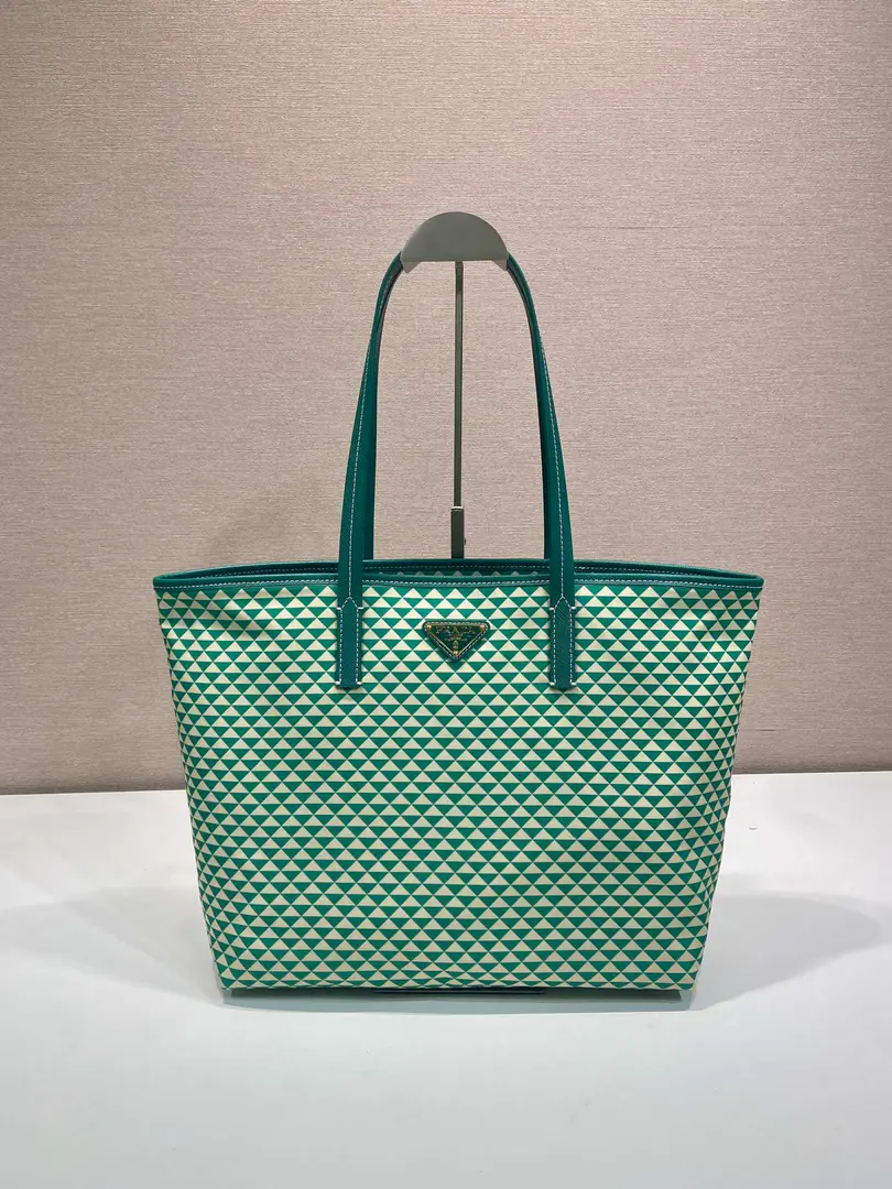 🎉New Tot Bag.🎉1BD New🎉🎉 This one.Tessuto TriangulumTote bag with imported nylon flour, A cross-cut cow skin., Triangular pattern is a good color., Large Space, It's really a big one.😘😘The top is very good., Ladies., Let's get started.🎉🎉, Spring and summer., Another time-consuming time-out.🎉🎉 Long33cHigh29xBottom14cm🎉🎉🎉