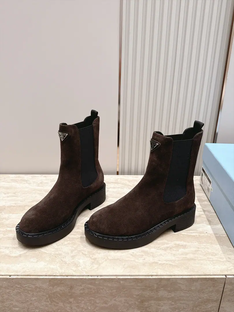 PradaPrada's thick and old Martin boots. ♪ The oaks are loose ♪ Classic gear thick. A triangulation button. It's a little bit of air fashion. Fashion cow skin. Bull. The inside feet are so soft and delicate., My feet are comfortable., Rubber molds are smooth and light. Original packaged macroheight5CM Standard code number:35-40 41Sold