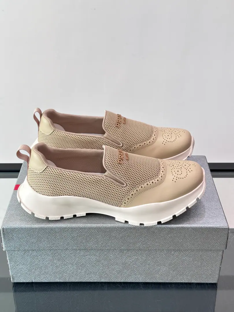 Prada/Prada. A new man's new lazy man's shoes.👟This sneaker uses smooth little cow leather.➕Airnet., A shoe on the shoe., Modern brevity, I'm comfortable with air., It's a good one., Match3cm- The soles of the rubber shoes., He's got a back heel.PradaDetails of the logo, Into the air., Brand logo, cow-tailed feet., Makes a comfortable dress experience.. Full packaged dustproof bags！ size: 39-45
