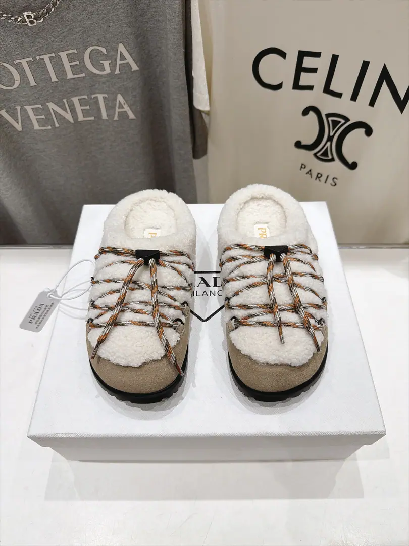 🏧𝐏𝐑𝐀𝐃𝐀Prada. Top Autumn and winter, half a bag of fur slippers. The fabric is imported into the anti-feather skin.+The wool. I'm gonna put my foot in the back and import the wool. Original OpenTPUOtsumi! Size 35-41 [40.41Make a reservation.]