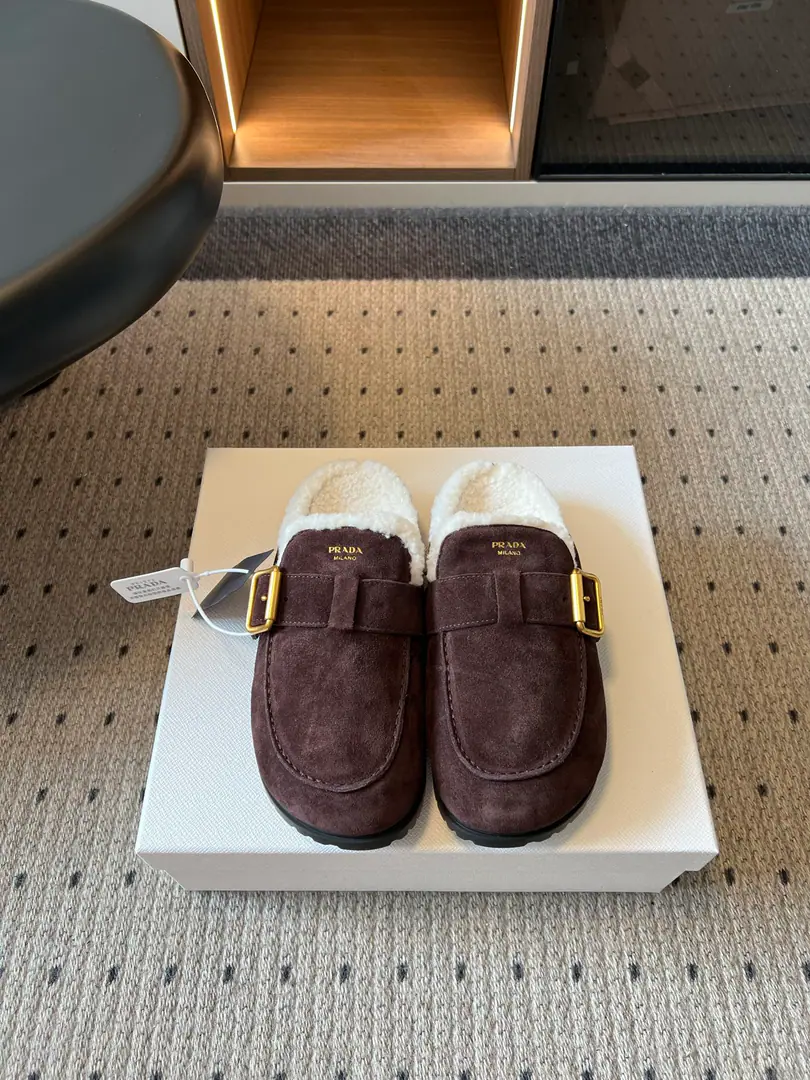 Prad*26ssA new lamb with a bag of bracken shoes in the morning and autumn. The moller of the autumn winter lazy with his own lull into the ancient culture., Round-wide, shoe-stylish and moist feet., A metal button on the shoe, with a short strap., The color is the way to meet the tone of autumn and winter.. The autumn and winter atmosphere is so full of lazy shoes., The old shoes are lazy., It's a warmer and a more modulus inside the fuzzy., It's a loose atmosphere., It's all in the fall and winter.. Shoe.: High-swiss-lighted cow revelry. Uchi.: Lamb wool. Otsumi!: Original version to open size: 35-40Code（40Code custom is not to be changed） He's tall.: 2.5cm