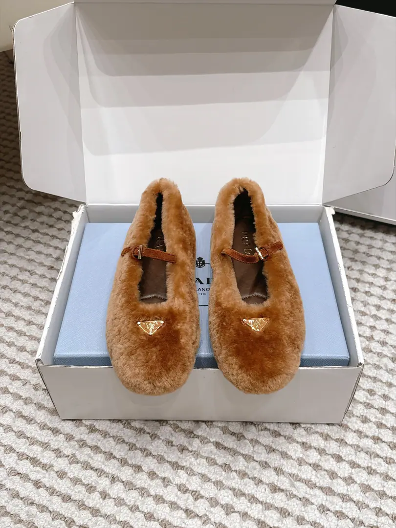 Requisition level Prada 26/ The latest round-headed Mary Jennifer shoe, classic metal tributary hair-stuffed, warm-down shoes. Makes them light and comfortable. To satisfy the many choices of the different styles of fashion.！Marked Metal Triangle, Simple fashion, Every design element is on a fashionable spot.！ Fabulous.: Import rabbit hair Uchi.: Importing sheep's skins Otsumi!: Original custom shoe bottom Size: 35-41（40 41Do it.）