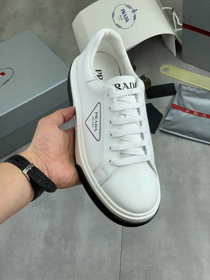 Plant prices 【Real value】Latest The official network is on the market., 🆘 Tide（Prada.Prada）The main pusher is the money., The front-hander's a fashion guy's shoe., Cow-faced.1: 1..Fashion is fine., The original imported cattle mats and feet inside the cow's skin.. The atmosphere is more adept and more strategizing., It'll turn the old mind around., You must be a fashionist.! You'll have to stay.! The high comforts.TPU- The bubble., Work at high quality. Codes: 38-45 2️⃣Colour Optional.