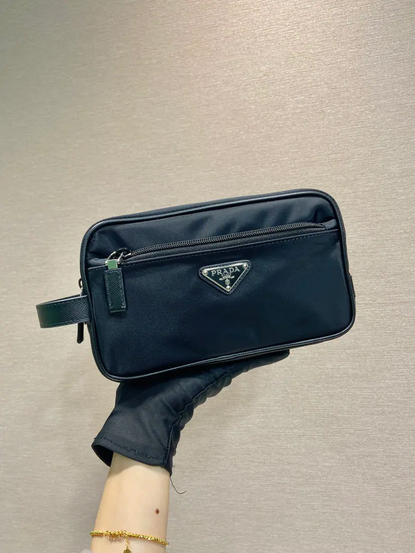 🎉New handbags.🎉2NA Take the bag.🎉🎉 This trip is for the bag.Re-NylonRegenerative nylon material., Design is simple and simple., The bag is equipped with a top zipper., And with a paint, a triangle of stun and a...SaffianoHandband., Two external zippers. Internal zippers., Not very practical., And a handbag., And you can collect it for your trip./Washing bags., Baby., Let's get started.🎉🎉 Long22xHigh12.5xBottom11🎉🎉🎉👏👏👏