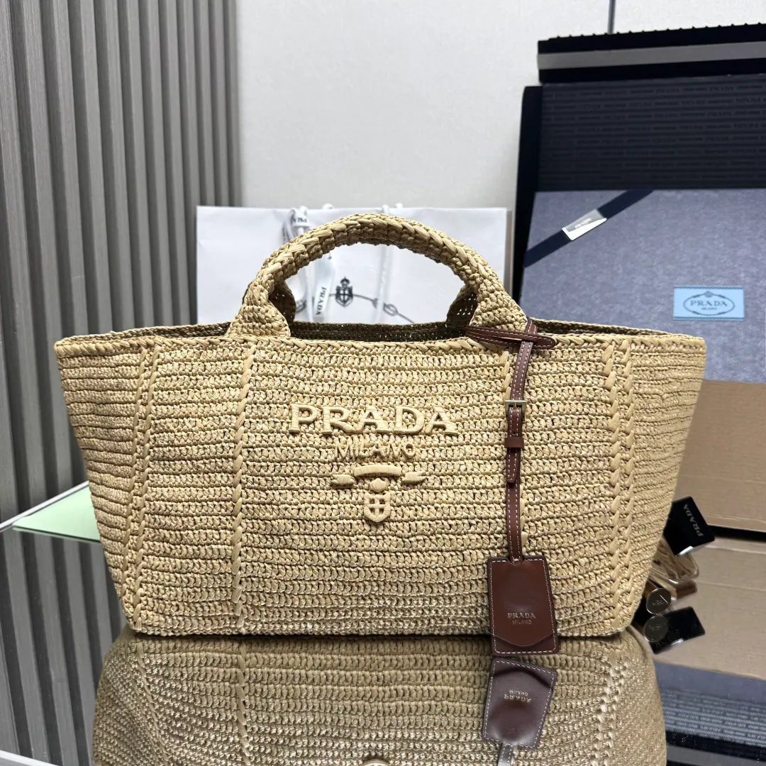 【Top First List】New🎉New draft to make up Tot bag🎉1BG 🎉This bag is designed to be softly deconstructed., The hand handle of the Rafia veil can remove the front side of the metal hardware embroidery sign from the leather key ring, and the thump metal sign is uncoated., Bring a leather zipper bag.. This light material reminds me of the summer atmosphere., The iconic macro sign enriches the contours.. 🎉Dimensions: High23.5×Kuan35×22cm！