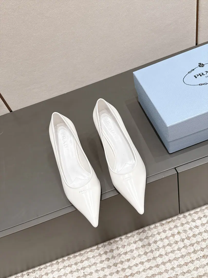 Requisition level（Bring the plane box.） Prad* 26/The classic triangle with a small high heels. Use sharp and sharp head.+Group of geometric triangles, Triangular alignment of the shoe head is brand recognition., Pulling legs together is reinforcing the sense of vanity.. Heel is a fine height., I've been uplifting my grace while keeping my shoe-type savvy.. Shoes are designed with simple, undecorated designs., Only brand-marked triangles on the head of shoes., Footprints.PRADAMarking, Shoemaking guarantees a comfortable and well-dressed set of feet.. Shoe.: Bill openings, cow skin./Painted skin. Uchi.: Lamb skin. Otsumi!: That's a big one. Increase: 7cm size: 35-41Code（40, 41Code custom is not to be changed）