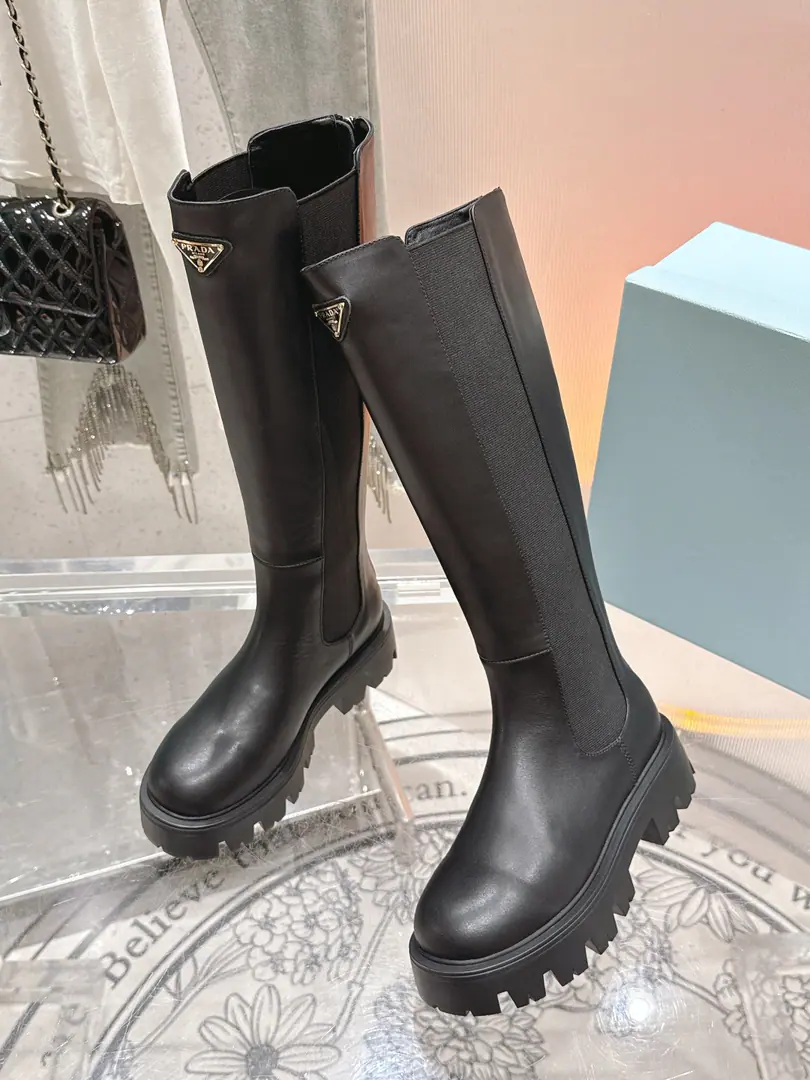 🏧𝐏𝐑𝐀𝐃𝐀/Prada Twilight. Triangular marker Chelsea thick boots.. The fabric is custom-made for cattle skin. The insides are all sheep's skin. ItalyTPUOtsumi! size: 35-40 [40/41Custom]