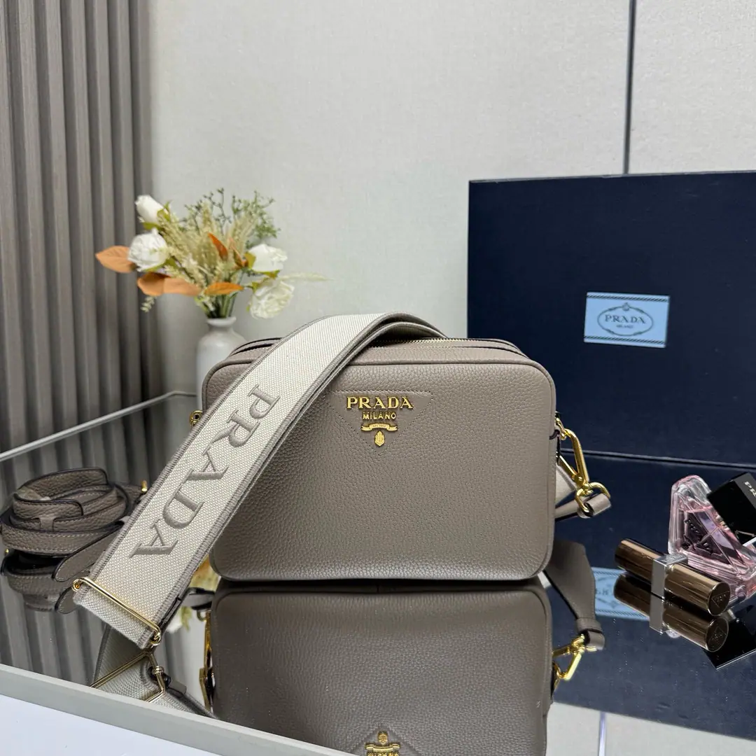 【Top First List】New paragraph🎉1BH Two shoulder belts.🎉 This bag is made of leather., It's a little bit simple.. Weasel straps with the letter label, It's a little more moving.. Two swaps for the long shoulder belt design.. LOGOWeeds and weeds and cow skins., It's perfect.😘, A mix of clothes and clothes on different occasions.😘, Large Space, - How many layers?, It's so soft., Let's get started.🎉Dimensions: Long22xHigh14.5xBottom8.5cm！