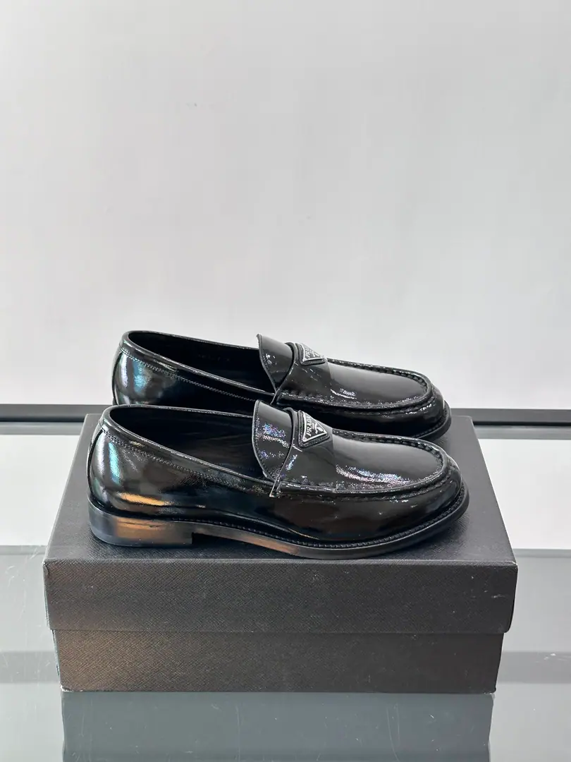 Prada/Prada's new leather shoes.👞Use of Italian import of open-beaded shoes, Big pieces of puzzle design, No more darts., Rework., Fine marks., Same-same-symbol decorations, I want to combine classics with modern styles., Inreben dyes the cow skin., MarkPRADAThe logo, the cow's skin and foot., The original factory is so lightly grinding the texture and the dents are really thick., It's not tiring., The shock is excellent., The upper foot is comfortable.！ Dollar, Size: 39-44（45.46Custom）