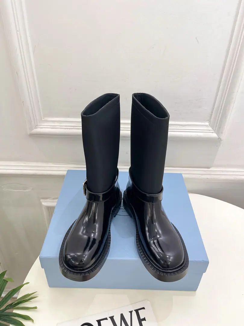 PRADA Prada. 26𝐬𝐬 🌈2026Autumn and winter brand new. The counter is showing off. The classic triangle belts with knights' boots. Boots. Series〰 ◽Shoe.: The original is custom-made to open the beads./Bullskins. ◽️ Uchi.: Import water to dye sheep. ◽Otsumi!: Original modeling, slide-proof floor ◽️ He's tall.: 3.5cm ◽Shoes.: 35-39（40, 41I'll make sure I don't change it.） ◽Plant price: Short boots. Boots. ◽Numbering: 2608045