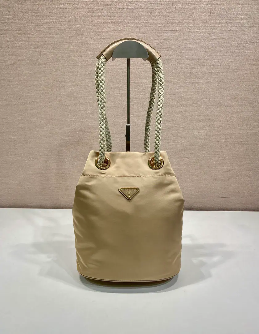 🎉New bucket bag.🎉1BE Showtime.🎉🎉 This one.Re-Nylon The handbags are designed with nylon paste and calf skin.. A unique combination adds a charming line.. The smooth ropes are a great stagger of this bag., Hand or shoulder./Slash, Top hardware.. Large Space, Very leisure fashion., Another time-consuming time-out., Baby., Let's get started.🎉🎉 Long23.5xHigh28xBottom16.5cm🎉🎉 🎉🎉🎉