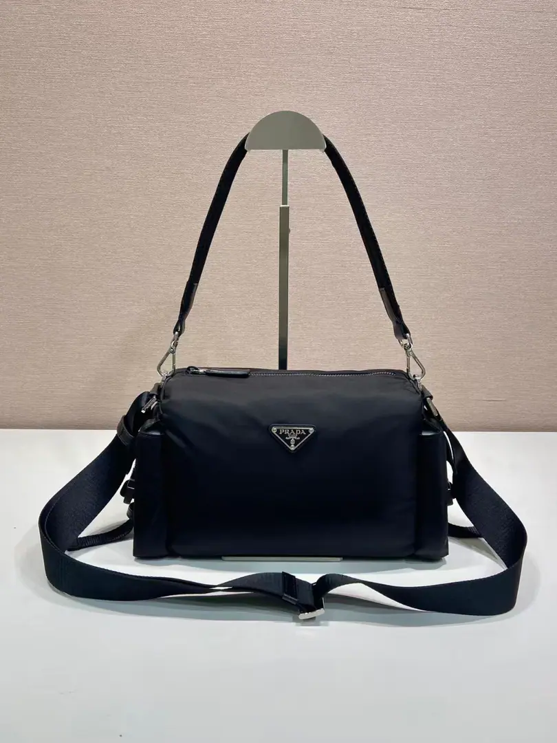 🎉New Complimentary Explorer🎉2VH Nironbu.🎉👌 This one.ExploreThe handbag is perfect for the fineness and functionality., It's a movement and a modern style.. This style is nylon flour.. Leather Curve, With a handle and a shoulder belt that can be removed., It's worn in a variety of ways.. The zipper's double-sided bags have enriched the acupuncture capacity., Designed for urban exploration and outdoor adventure. Large Space. Another time-consuming time-out.🎉🎉 Long31xHigh17xBottom11cm🎉🎉🎉