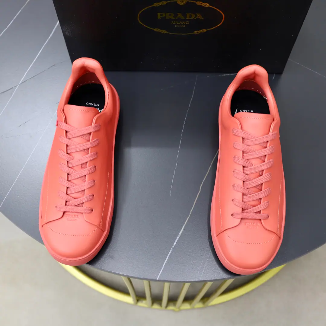 Get out of the factory. Prada/Prada. Gentlemen.CourtThe head of leather and sneakers is on the line.！The best.！ The design of this sneakers captures the essence of modern style., Combining motion function with simple and about elegant. Made from imported cow skins, Same-colour tie details create fluidly uniform visual effects, The outer side of the shoe is shaped with a simple but highly recognizable triangle marking geometry., Shoes head stamp.Prada MilanoLogo, A mix.4.5cmThe bottom of the soft rubber., The back of the heel is marked with details., The bottom is accompanied by geometrical textures., Slipperproof and grindy., The whole skin liner is designed to be fitted with a plaque to remove the logo., Take a breath from your upper feet.！Full packaged dustproof bags！ Size: 39-40-41-42-43-44-45 Standard leather shoe size.