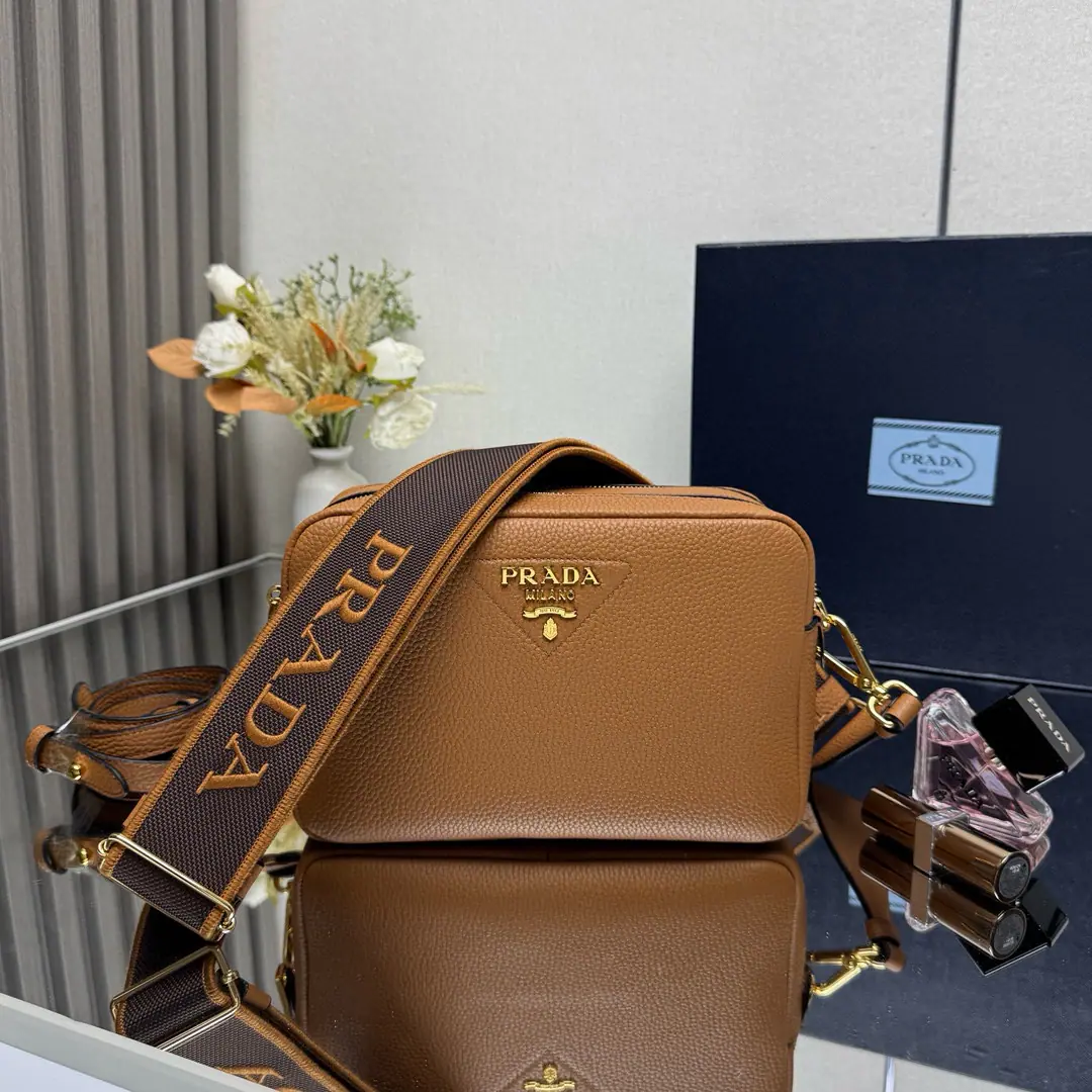 【Top First List】New paragraph🎉1BH Two shoulder belts.🎉 This bag is made of leather., It's a little bit simple.. Weasel straps with the letter label, It's a little more moving.. Two swaps for the long shoulder belt design.. LOGOWeeds and weeds and cow skins., It's perfect.😘, A mix of clothes and clothes on different occasions.😘, Large Space, - How many layers?, It's so soft., Let's get started.🎉Dimensions: Long22xHigh14.5xBottom8.5cm！