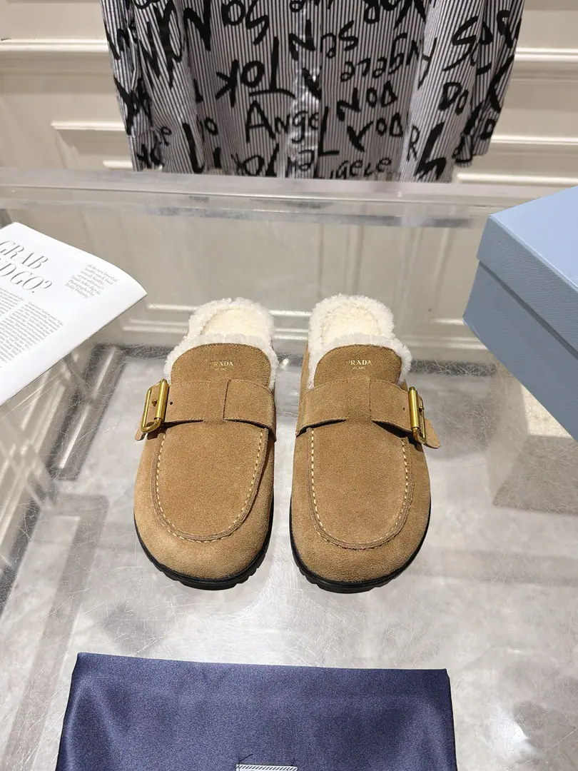 Prada 2026 The new winter belt is half-grafted. SignalALAIAStraps. With a sharp line and a fine metal. The retro-blank design. A smart touch to the foot. With a few of the elegances of old times. The fabric is custom-made for the cow counter-emerging. The insides are all wool. Original modeling, slide-proof floor size: 35-40
