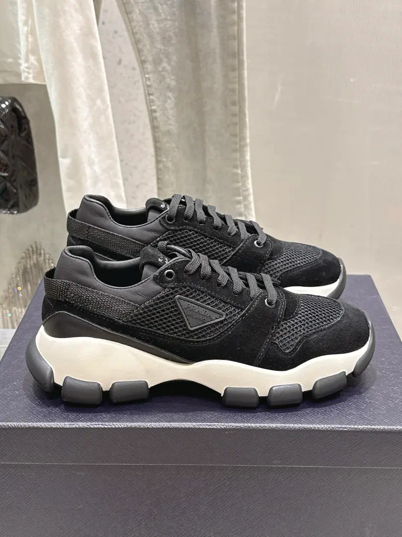 🏧𝐏𝐑𝐀𝐃𝐀Prada. Couples.👫Dad's shoes. 💫This black-soul old-shoe., The net, the skin., I'm taking a breath and a layer of myself., Black and white, dark and dark, snuggled legs., Walking around the air.. ⚠️Triangular logo low profile and recognition., It's not about the suit., A suit or a casual dress?, I can wear a lightly lavish sense of casuality., I can fight on commutes and weekends.💃🏽 ◾️Shoe.: Airnets.➕- Oh, Pete. ◾️Uchi.: Lamb skin.➕Airnets. ◾️Shoes under the sole.: Original plant1:1♪ And the whole thing ♪ ◾️Codes: 35-45 [Women40.41/Men45.46Do it.]