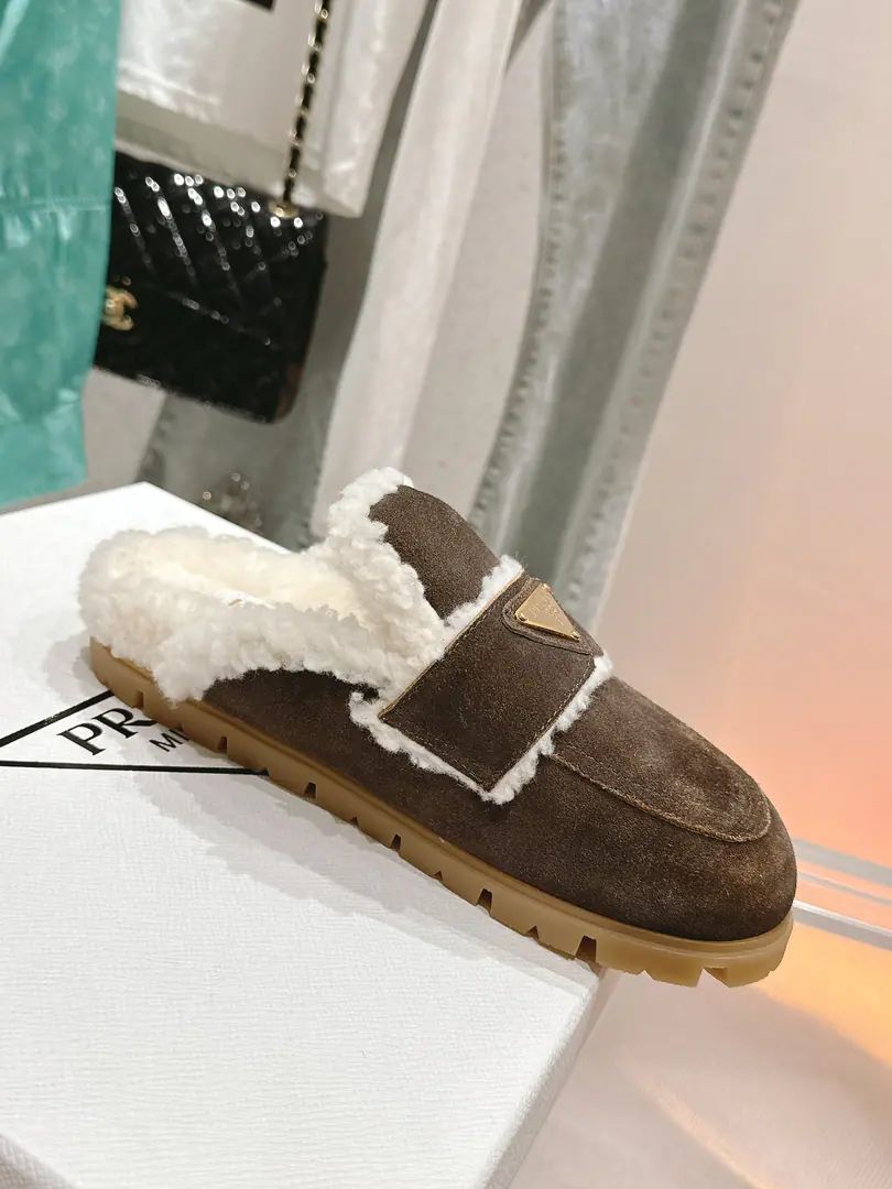 🏧𝐏𝐑𝐀𝐃𝐀Top Top The Pradya triangle is snow-dry with a metal gear wheel.！ Fashion imports, sprout. In the blue wool of the Australian sheep./Foot. Original double color is too lighttpuBottom+Real leather. Size35-41 [40.41Custom]